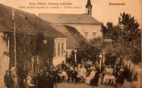 A Nagy Sándor Herczeg Szállodáját ábrázoló képes levelezőlap. Ltsz: 2019.14.1.