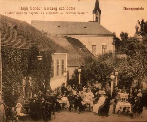 Tárlatvezetés az Üdvözlettel Dunapenteléről - Az egykori mezőváros képes levelezőlapokon című időszaki kiállításban